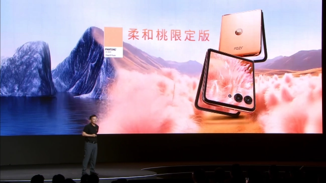 TCL華星供屏，聯(lián)想moto razr 50/50 Ultra AI元啟版折疊屏手機發(fā)布