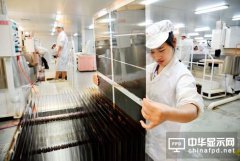 國內(nèi)首片0.2mmTFT-LCD玻璃基板在成都中光電成功下線