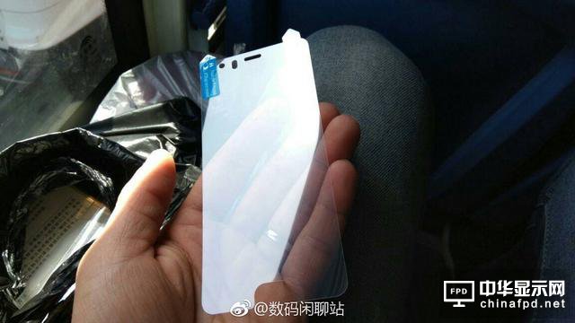 小米6前面板增加了一個開孔 難道是虹膜識別？