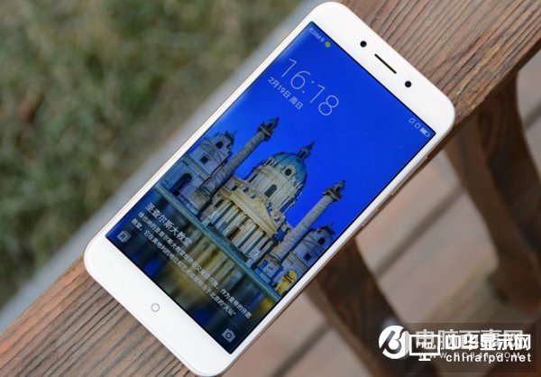 堅(jiān)果Pro和360手機(jī)N5對比評測：哪個好？Pro/N5誰更值得買？