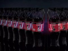 這瓶可樂會“發(fā)光”！新加坡可口可樂推出OLED星戰(zhàn)光劍可樂瓶