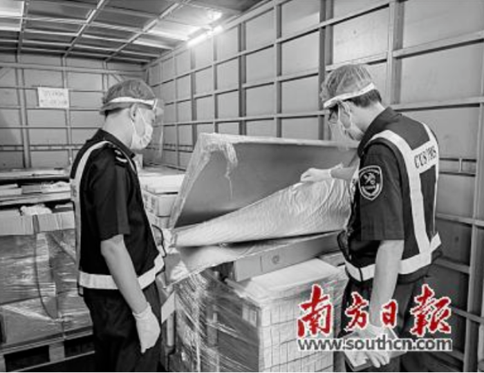 深圳皇崗海關(guān)查獲進境“洋垃圾”偏光片逾6噸